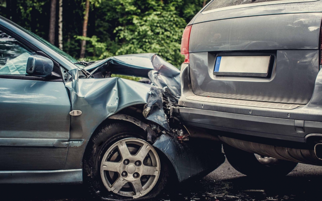 Tragiczna kolizja w Grudziądzu: Trzy auta zderzyły się na skrzyżowaniu